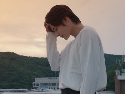 Jun Ho looks at the sunset and feels sad.