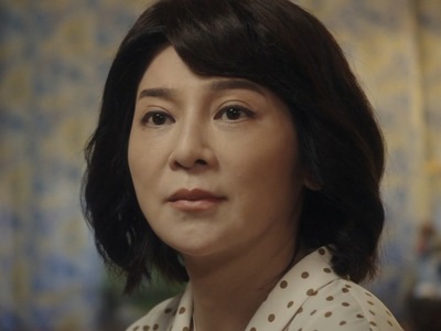 Jhe-Ming's mom is portrayed by the Taiwanese actress Lotus Wang (çŽ‹å½©æ¨º).