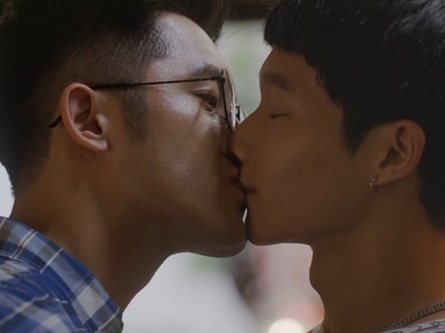 Jhe-Ming and Jheng share a kiss.