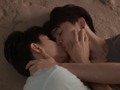 Mhok and Day kiss on the beach.