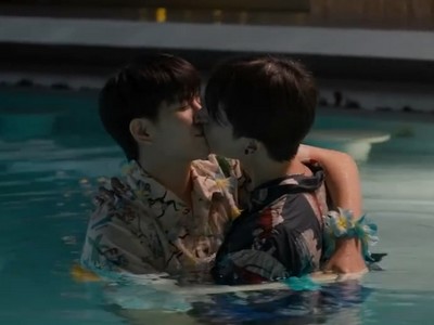 Mhok and Day kiss in the swimming pool.