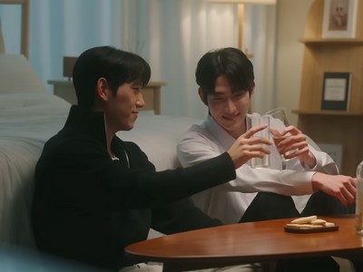 Jaemin and Jiseok celebrate with drinks.