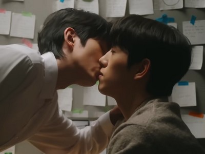 Jaemin and Jiseok kiss.