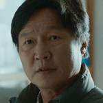 Dohoe's dad is portrayed by Korean actor Yoo Ha Bok (유하복).