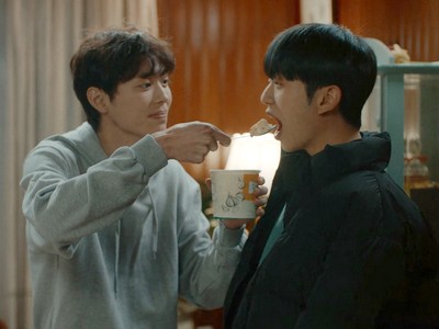 Do Hoe and Ju Yeong share ice cream.