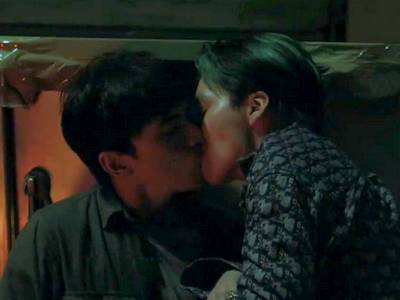 Yu Sen and Yueh kiss for the first time.