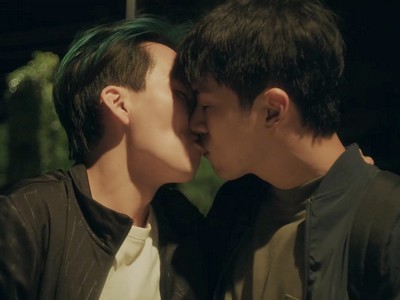 Yu Sen and Yueh kiss at night.