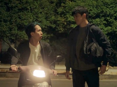 Yueh gives Yu Sen a motorcycle ride.