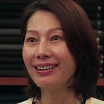 The shop owner is portrayed by the actress Ding Ning (李佩玲).