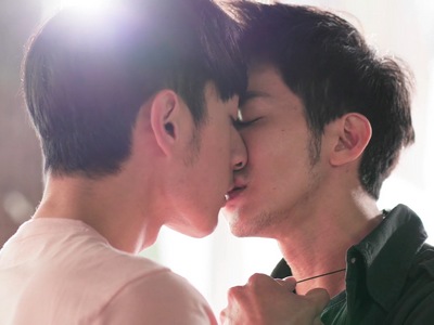 Light and Shuo reconcile as they share a kiss in the ending.