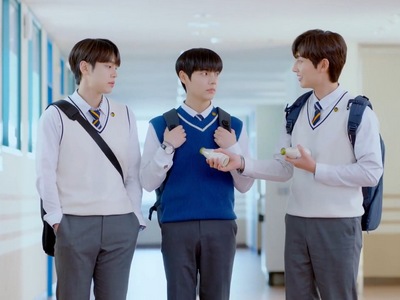 There's a love triangle between Tae Hyung, Shin Woo, and Da On.