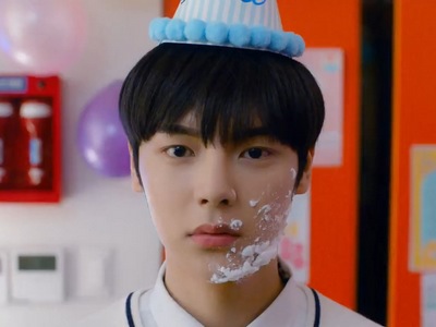 Tae Kyung gets smashed in the face with a cake.