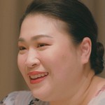 Cake's mother is portrayed by a Thai actress.