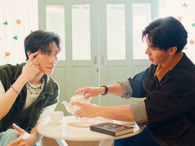 Kit and August have a tea-reading session.