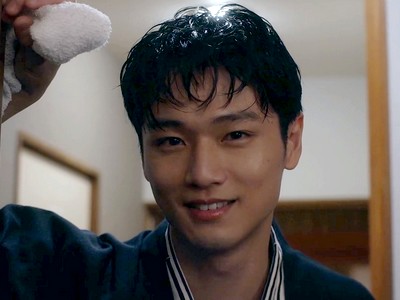 Ogami invites Kano into his room.