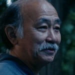 The old man at the shrine is portrayed by Japanese actor Hiroaki Miyagawa (宮川浩明).