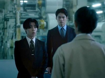 Kano and Ogami apologize to an angry client.