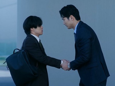 Kano and Ogami hold hands.