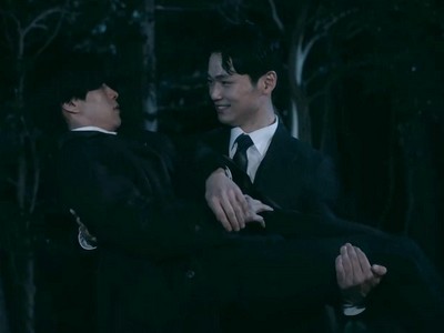 Ogami picks up Kano and carries him.