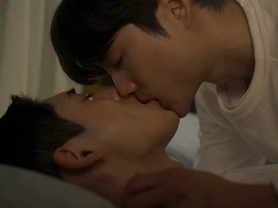 Min Woo and Maru kiss each other in the bedroom.