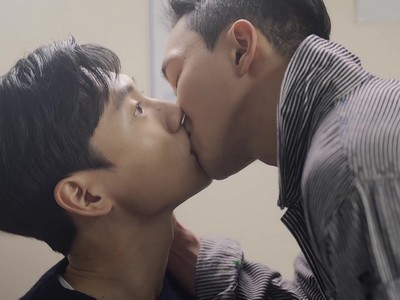 Sung Min and Joo Hyuk kiss in the university office.