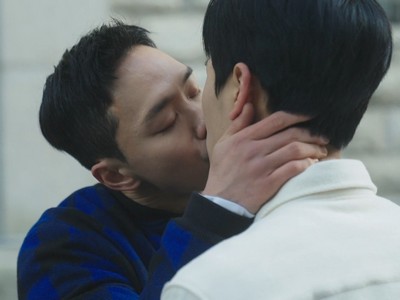 Sung Min and Joo Hyuk kiss.