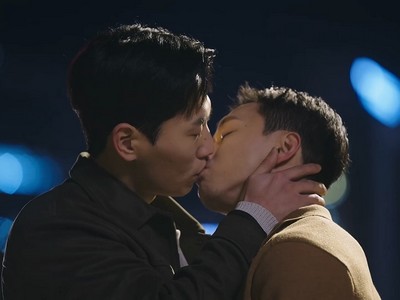 Sung Min and Joo Hyuk kiss after their first date.
