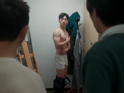 Joo Hyuk catches Sung Min in an embarrassing state of undress.