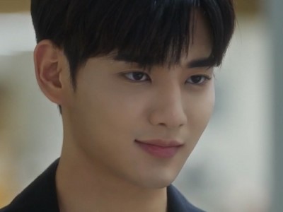 Hyun Jae is portrayed by Korean actor Sae Byeol (새별).