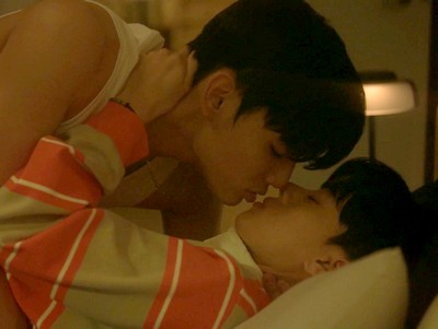 Hyun Jae and Soo An kiss.