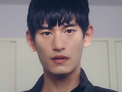 Roa is portrayed by the Korean actor Kim Tae Hwan (ê¹€íƒœí™˜).