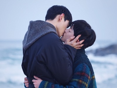 Ji Woo and Roa share a kiss in the Love Class happy ending.