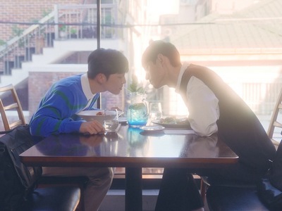 Ji Woo and Roa enjoy a lunch date as classmates.