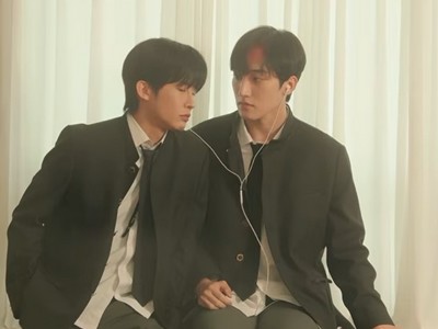 Dojin and Jaewon listen to music together.