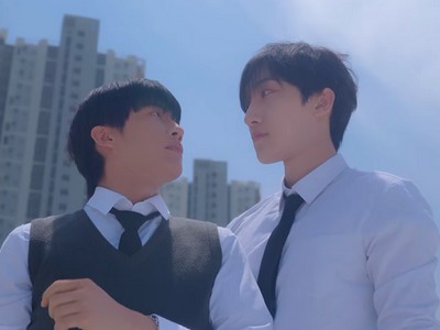 Dojin and Jaewon are outside.