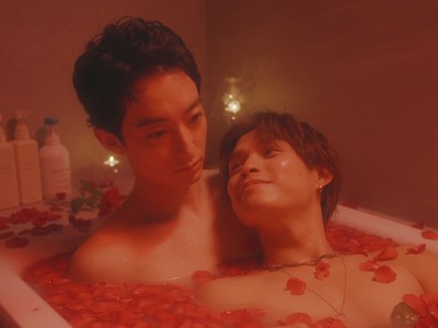 Shiba and Haruto are in a bathtub.