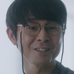 The chief editor is portrayed by Tomomitsu Adachi (足立智充).