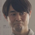 The Chief Editor is portrayed by the Japanese actor Tomomitsu Adachi (足立智充).