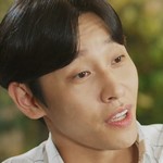 Reporter Na is portrayed by a Korean actor.