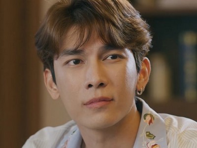 Uno is portrayed by the Thai actor Mew Suppasit Jongcheveevat (มิว ศุภศิษฏ์ จงชีวีวัฒน์).