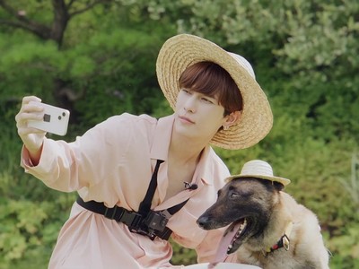 Uno takes a selfie with Deok Gu the dog.