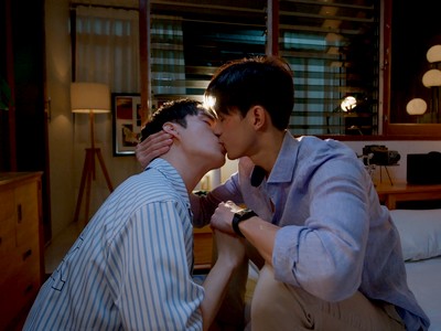 Sailom and Nabnueng have their first kiss.