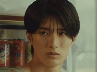 Tsuru is portrayed by the Japanese actor Jyutaro Yamanaka (山中柔太朗).