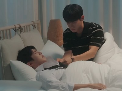 Woo Jin takes care of a drunken Jae Hyeon.