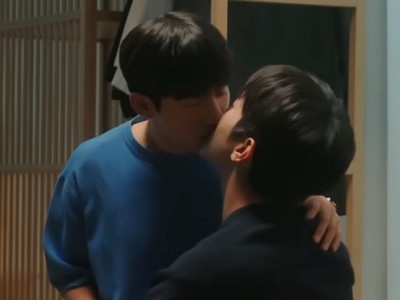Woo Jin and Jae Hyeon are kissing.