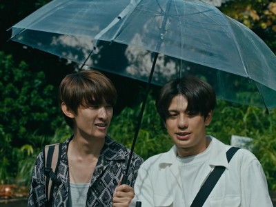 Sota and Kai share an umbrella.