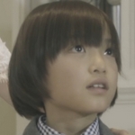 The child version of Izumi is played by the actor Yura Sasaki (笹木祐良).