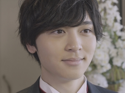 Izumi is played by the actor Mahiro Sugiyama (杉山真宏). 