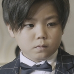 The child version of Ryoma is played by the actor Ryuki Yoshimura (吉村龍希).