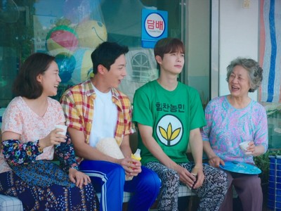 Seon Yul and Ye Chan chat outside the supermarket.